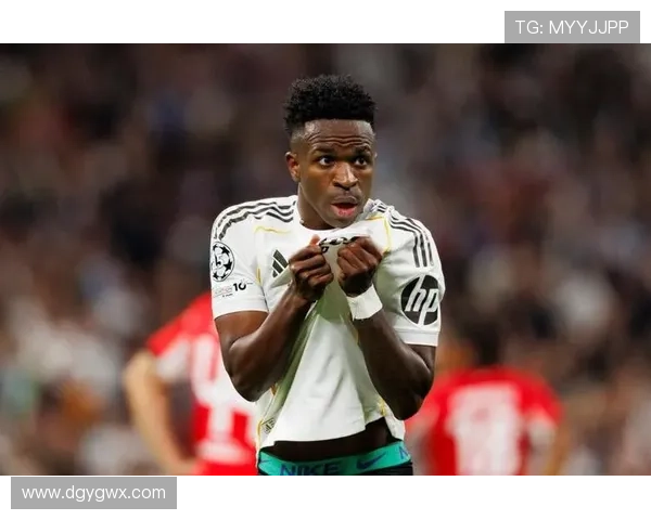 本菲卡后卫向维尼索要球衣遭球迷怒骂