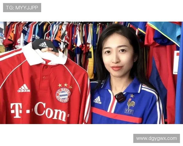 拜仁新赛季球衣金边设计亮相