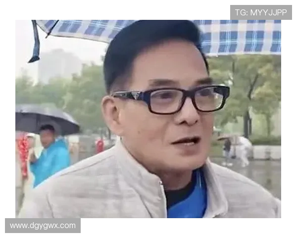 李国麟身着南京球衣看战常州